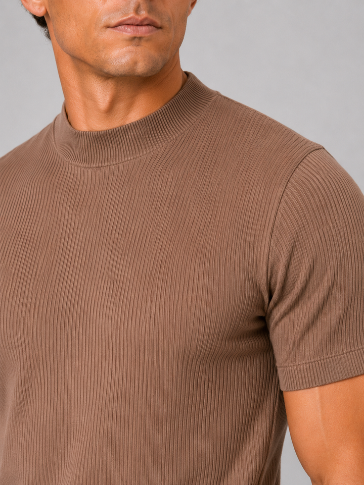 Ribbstickad herr-t-shirt med stå-krage – figurnära stretchtopp med korta ärmar