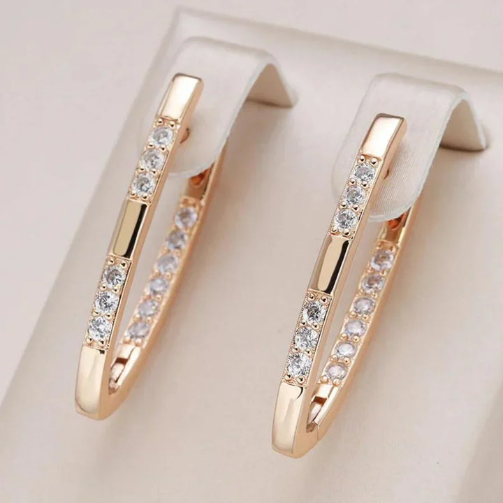 Eleganta örhängen i vitguld med gnistrande zirkonia