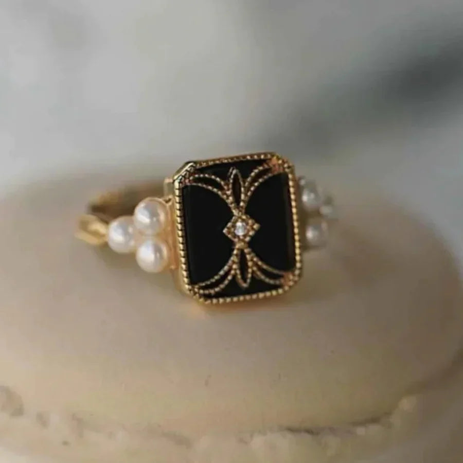 Elegant guldring med antik svart pärla
