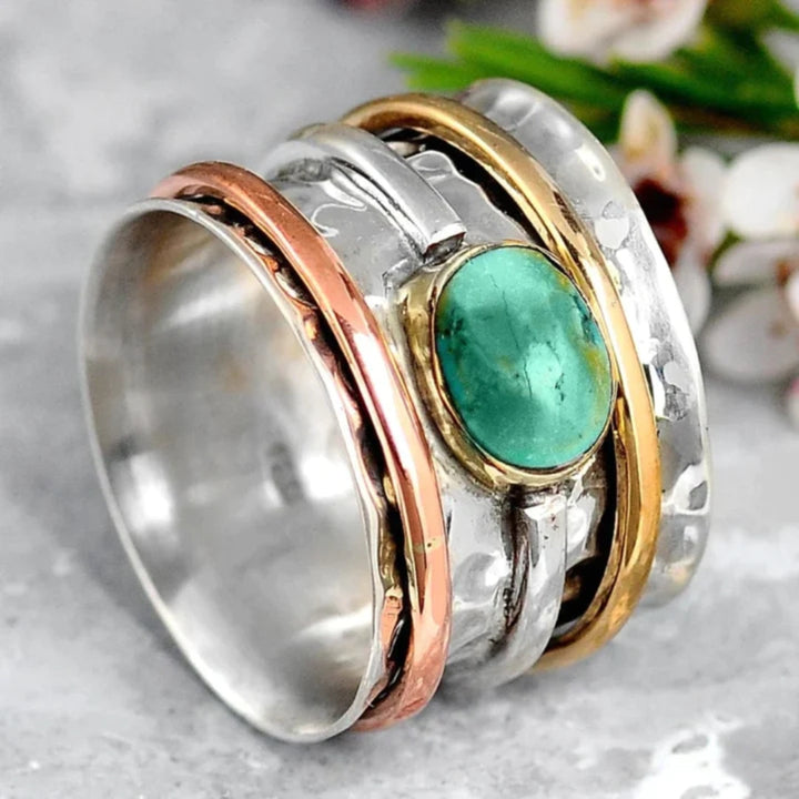 Elegant guldring med turkos och förfinade detaljer