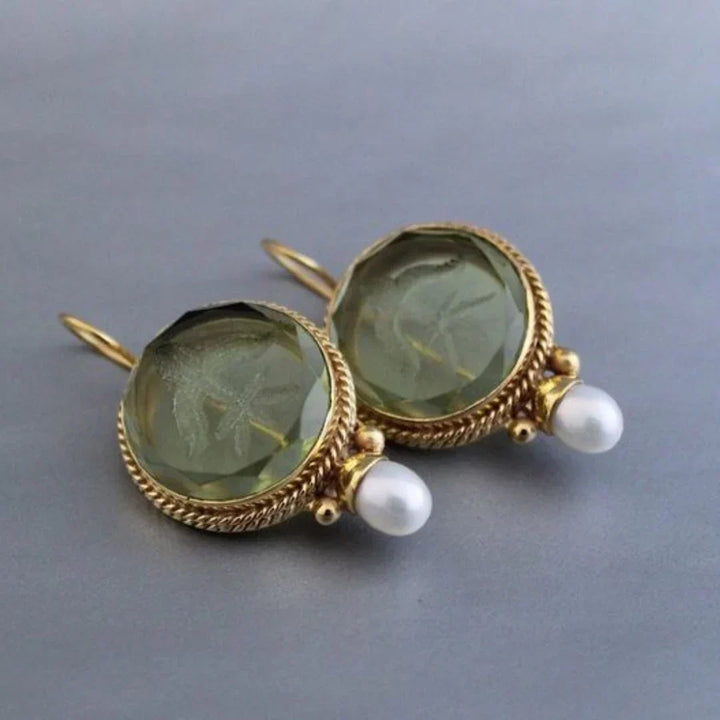 Eleganta örhängen med grön sten och pärla i vitguld
