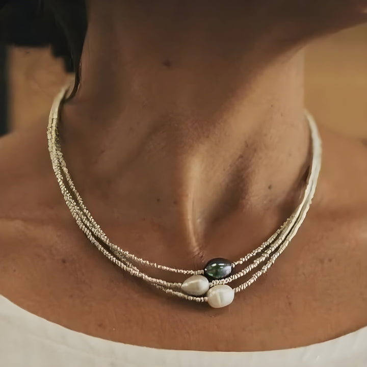 Elegant halsband med naturliga pärlor