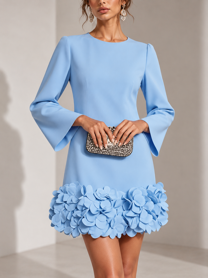Elegant kort klänning med 3D-blomapplikation och utsvängda långa ärmar