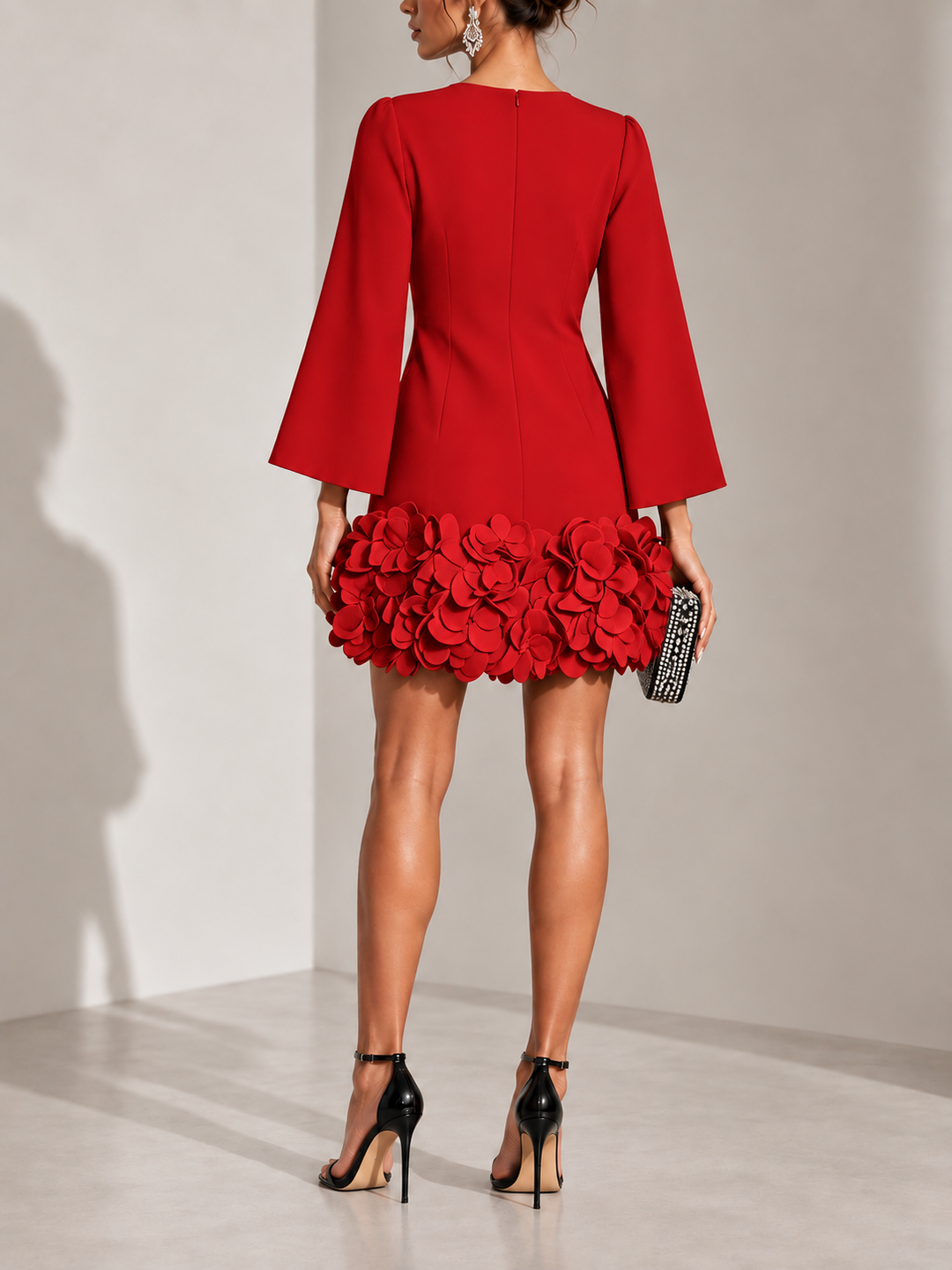 Elegant kort klänning med 3D-blomapplikation och utsvängda långa ärmar