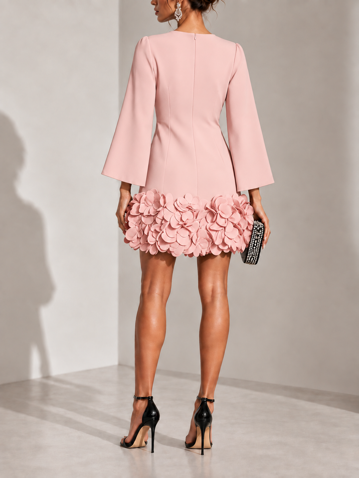 Elegant kort klänning med 3D-blomapplikation och utsvängda långa ärmar