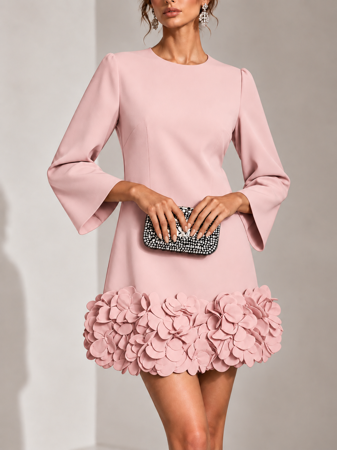 Elegant kort klänning med 3D-blomapplikation och utsvängda långa ärmar