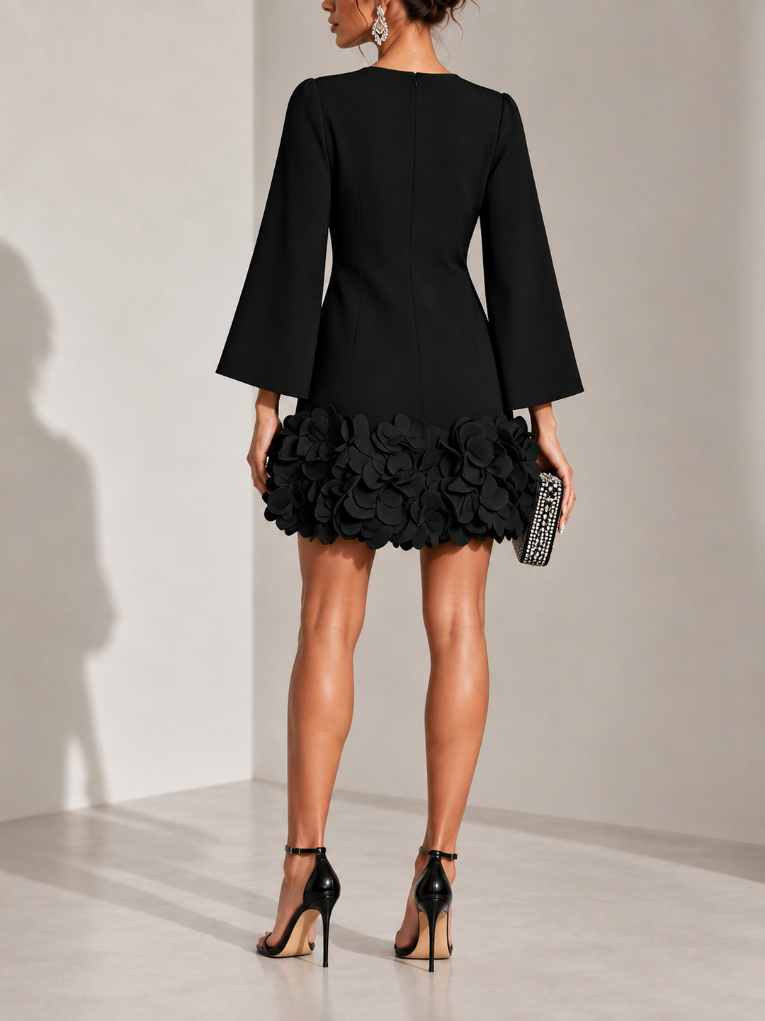 Elegant kort klänning med 3D-blomapplikation och utsvängda långa ärmar