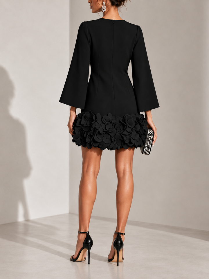 Elegant kort klänning med 3D-blomapplikation och utsvängda långa ärmar