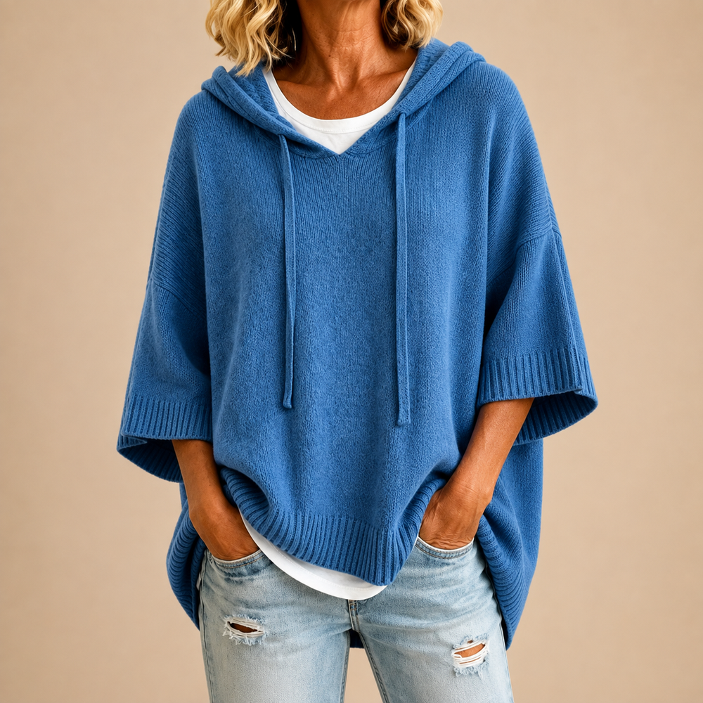 Stickad poncho med huva och trekvartsärmar