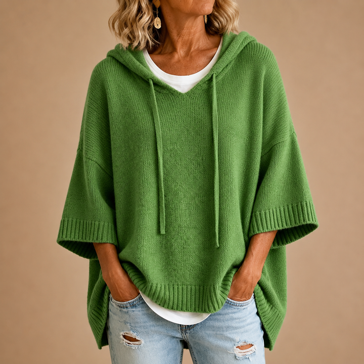 Stickad poncho med huva och trekvartsärmar
