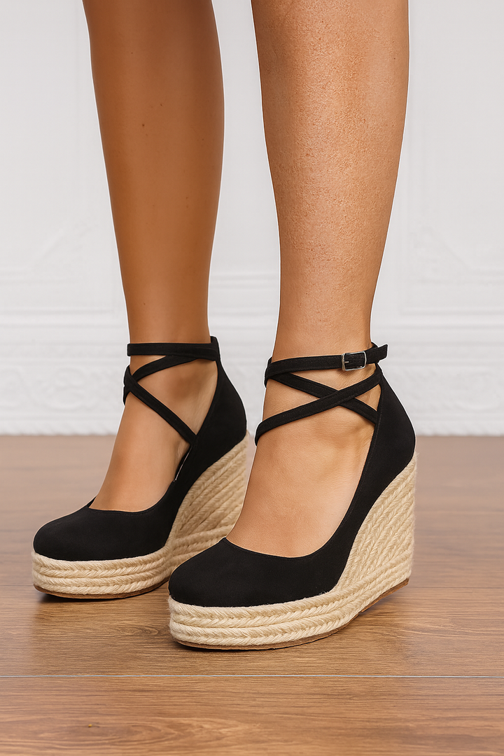 Chic kilklackade espadrillos med korsade remmar