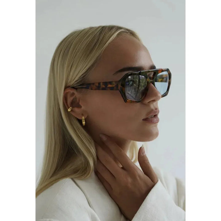 Trendiga solglasögon med glamorösa detaljer – Nova