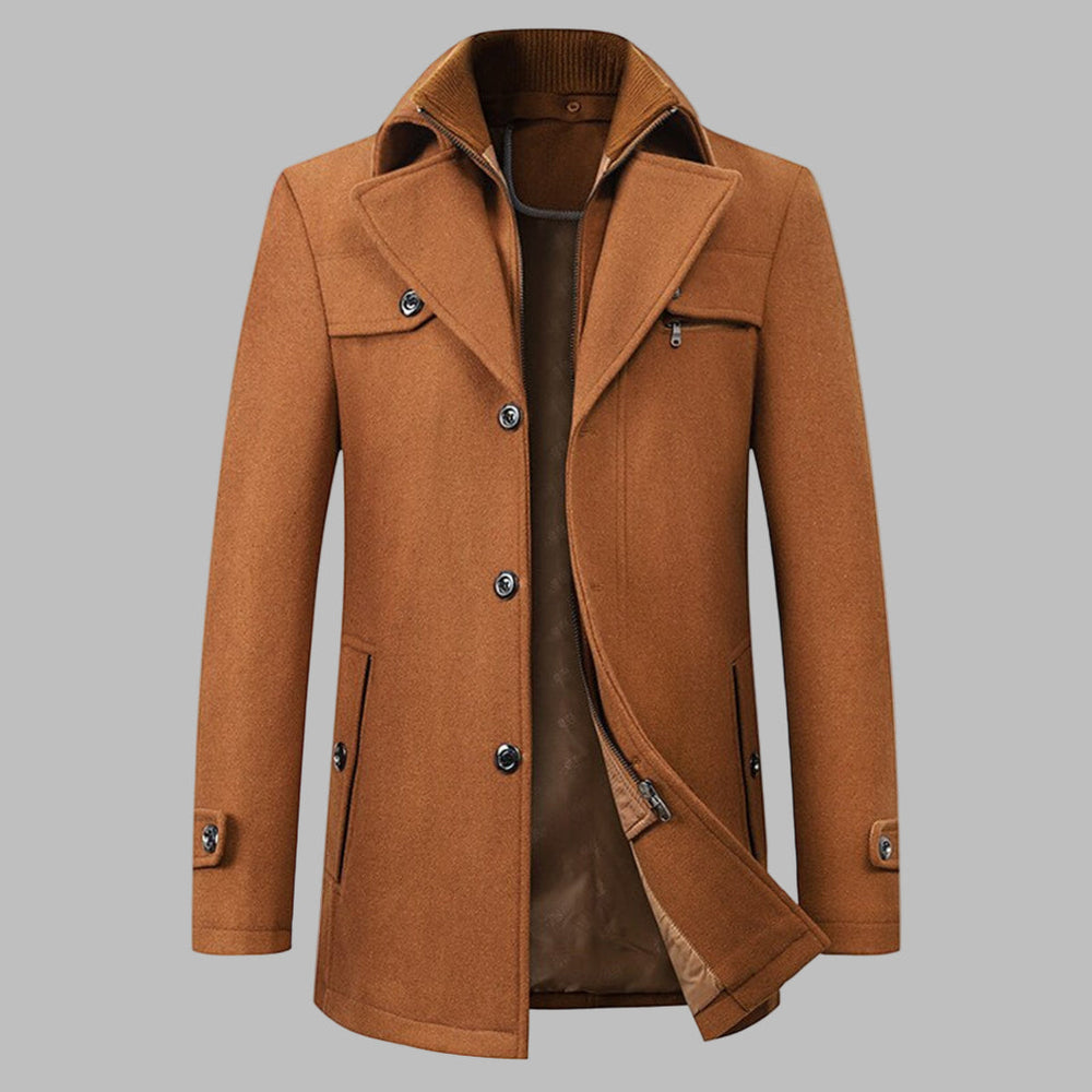 Bruine heren winterjas met knopen, hoge kraag en zakken. Stijlvolle wollen mantel voor koude seizoenen. Perfect voor modieuze winteroutfits.