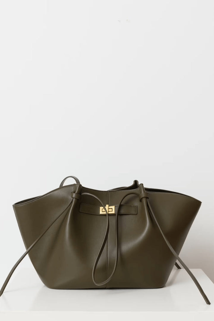 Totebag i läder för dagligt bruk med stängning framtill