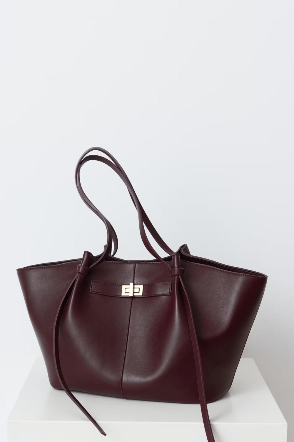 Totebag i läder för dagligt bruk med stängning framtill