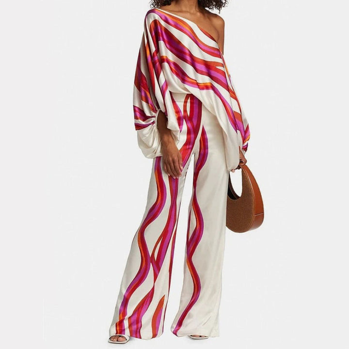 Off-shoulder-model, 2-delt sæt i satin til kvinder