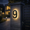 LED-husnummerskylt med bakgrundsbelysning – modern, upplyst entréskylt