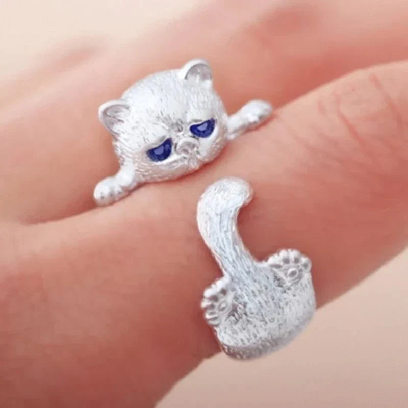 Förfinad ring i vitguld med diskret kattform