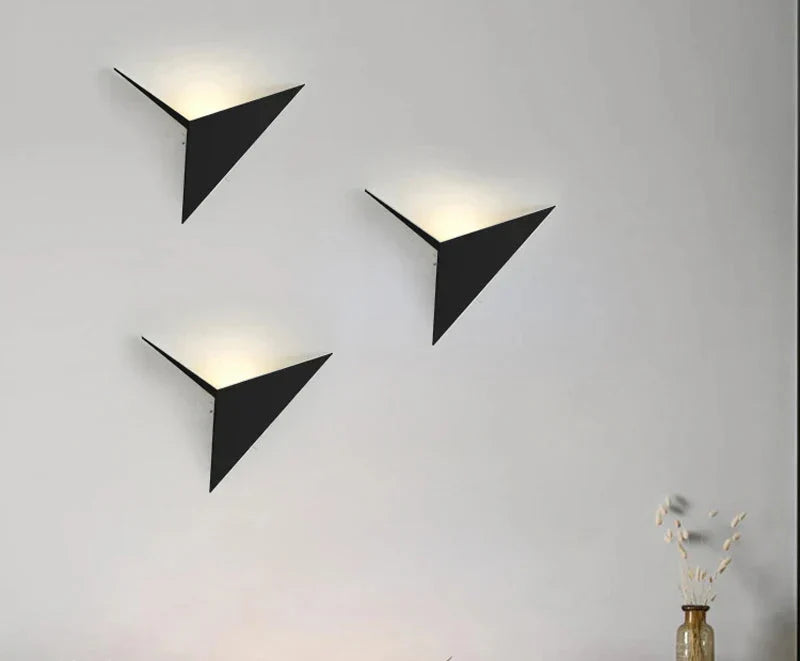 NoctiLux Geometrisk LED-vägglampa | Modern belysning för sängbord i moderna hem