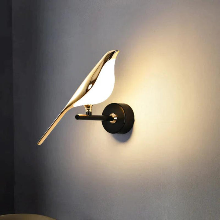GoldenGlow väggarmatur med vingar | Elegant väggfågel-lampa med justerbar belysning