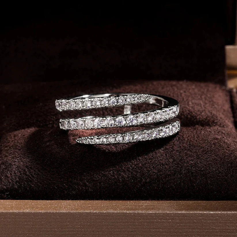 Elegant ring i vitguld med förfinad design