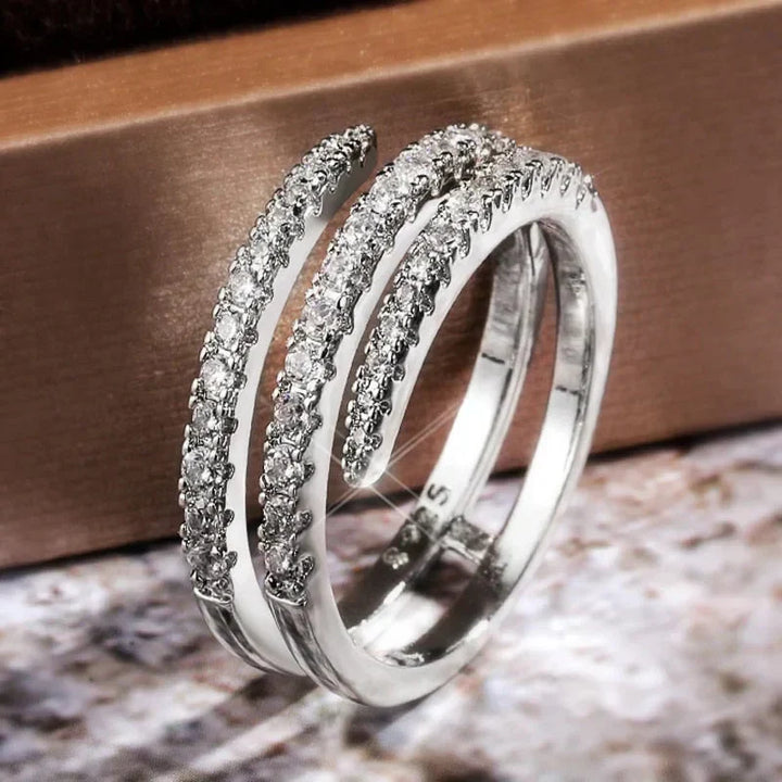 Elegant ring i vitguld med förfinad design