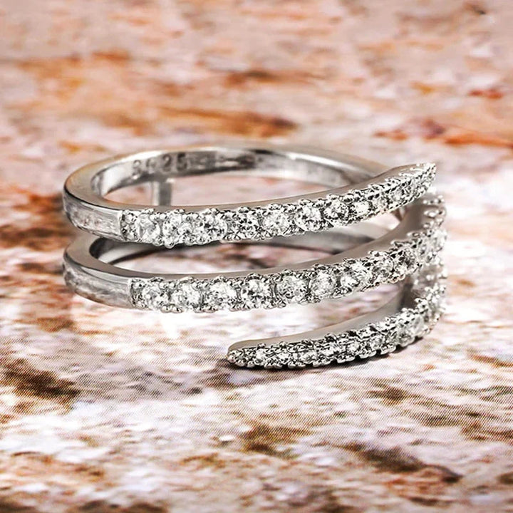 Elegant ring i vitguld med förfinad design