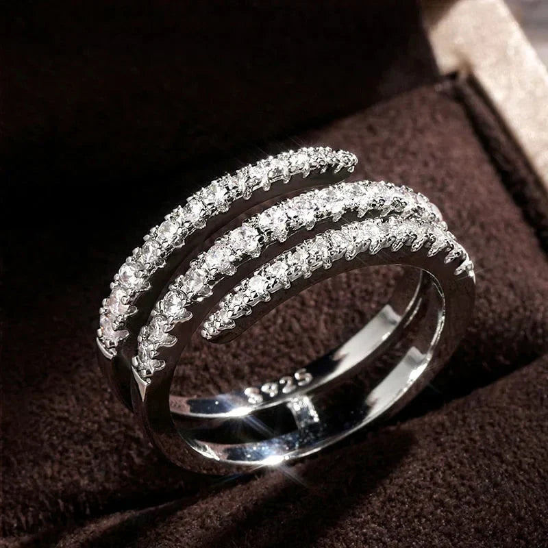 Elegant ring i vitguld med förfinad design