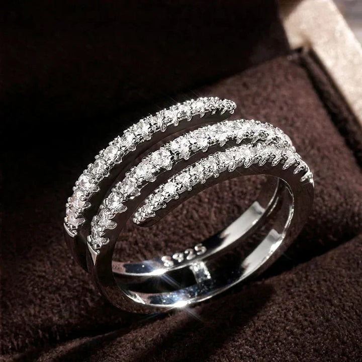 Elegant ring i vitguld med förfinad design