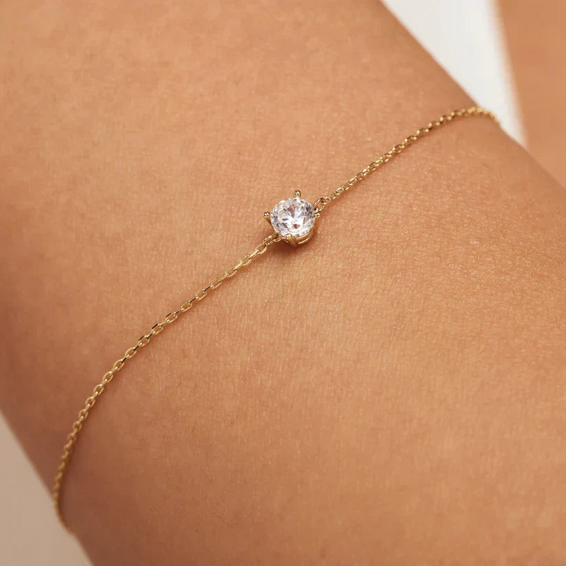 Elegant armband i vitguld med förfinade detaljer