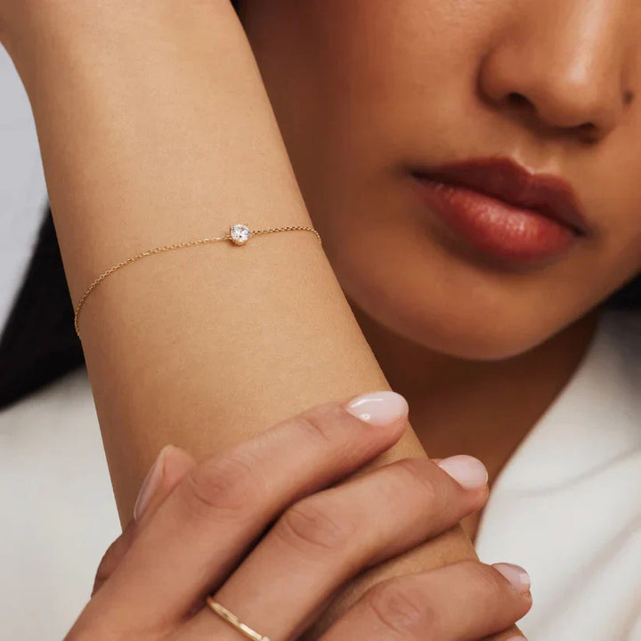 Elegant armband i vitguld med förfinade detaljer