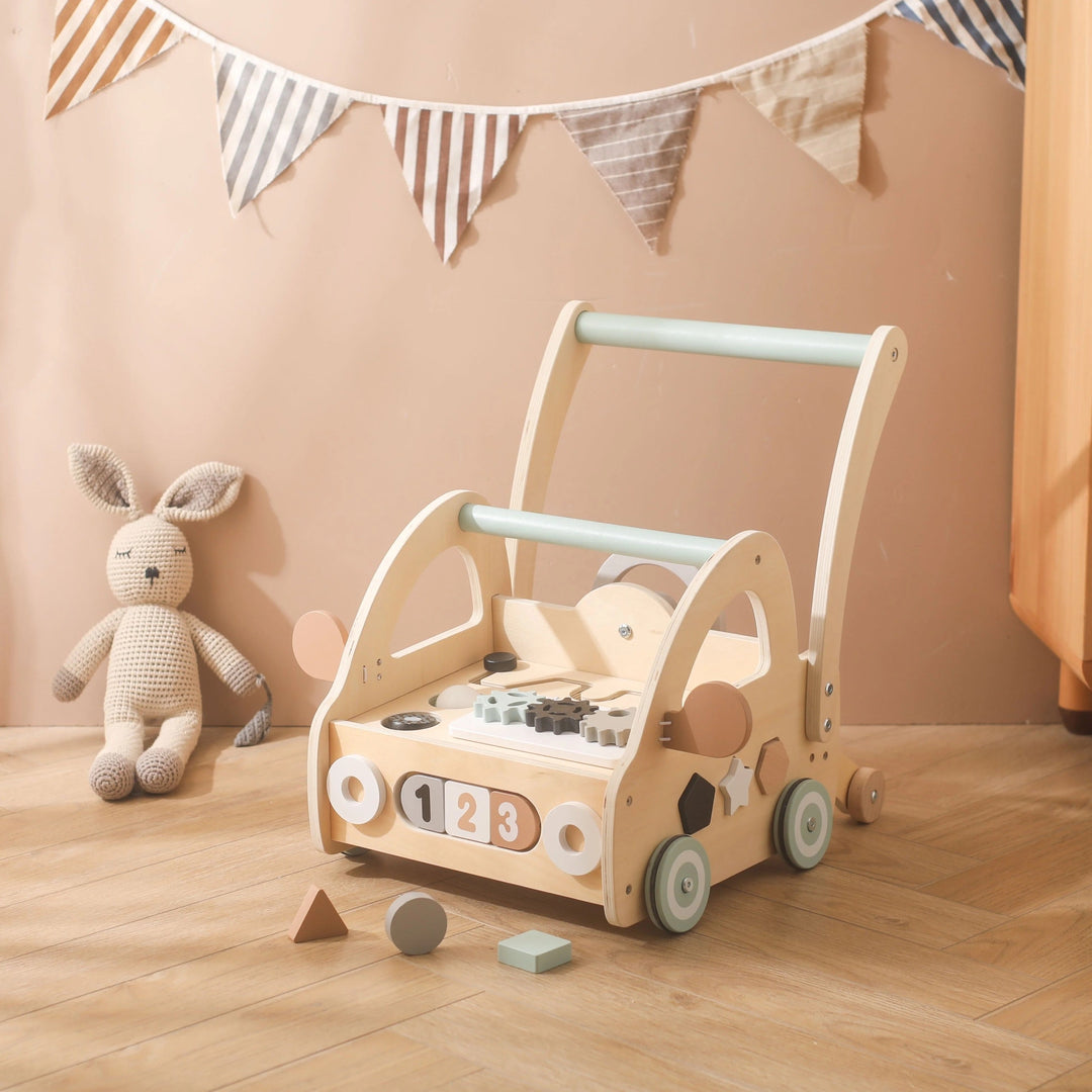 Gåvagn i trä med Montessori-lekdelar och speglar