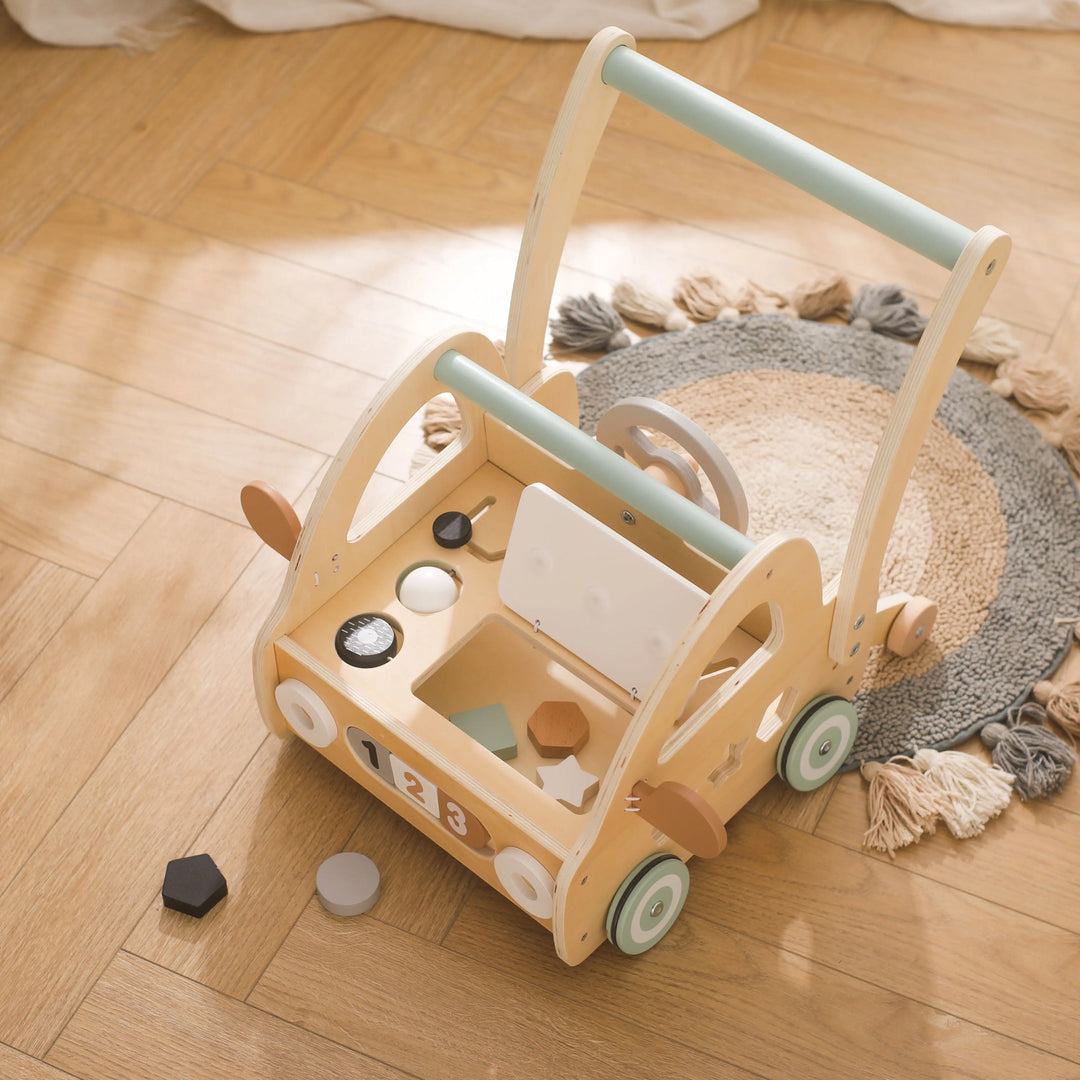 Gåvagn i trä med Montessori-leksaksdelar och speglar