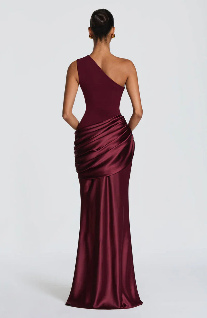 Sidonie drapad maxiklänning i satin med en axel