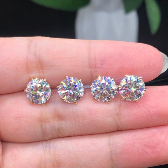 Eleganta örhängen i vitguld med diskret glans