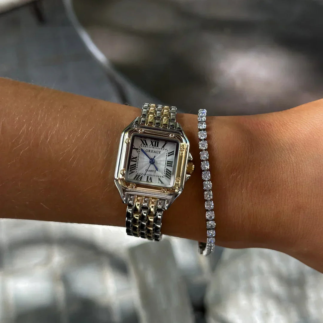 Elegant halsband i vitguld med diskret måne
