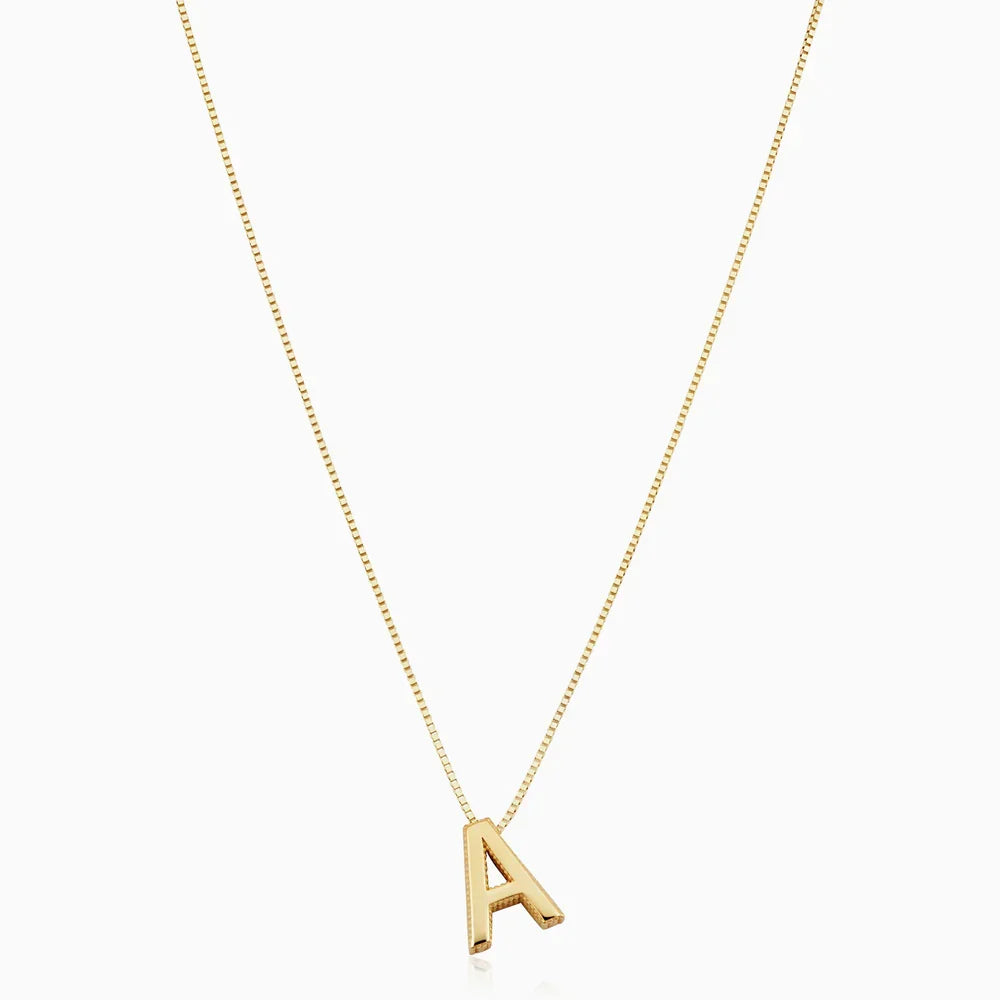 Förfinat halsband i vitguld med initialhänge.