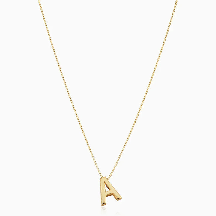 Förfinat halsband i vitguld med initialhänge.