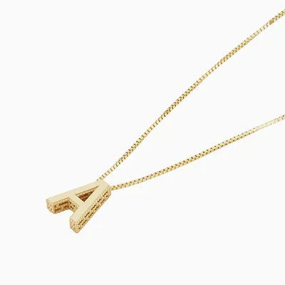 Förfinat halsband i vitguld med initialhänge.