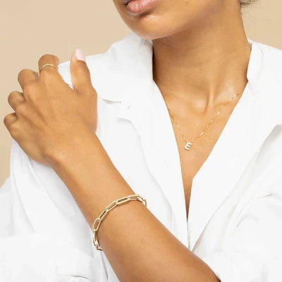 Förfinat halsband i vitguld med initialhänge.