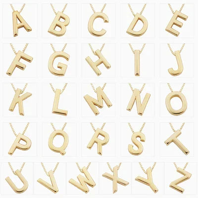Förfinat halsband i vitguld med initialhänge.