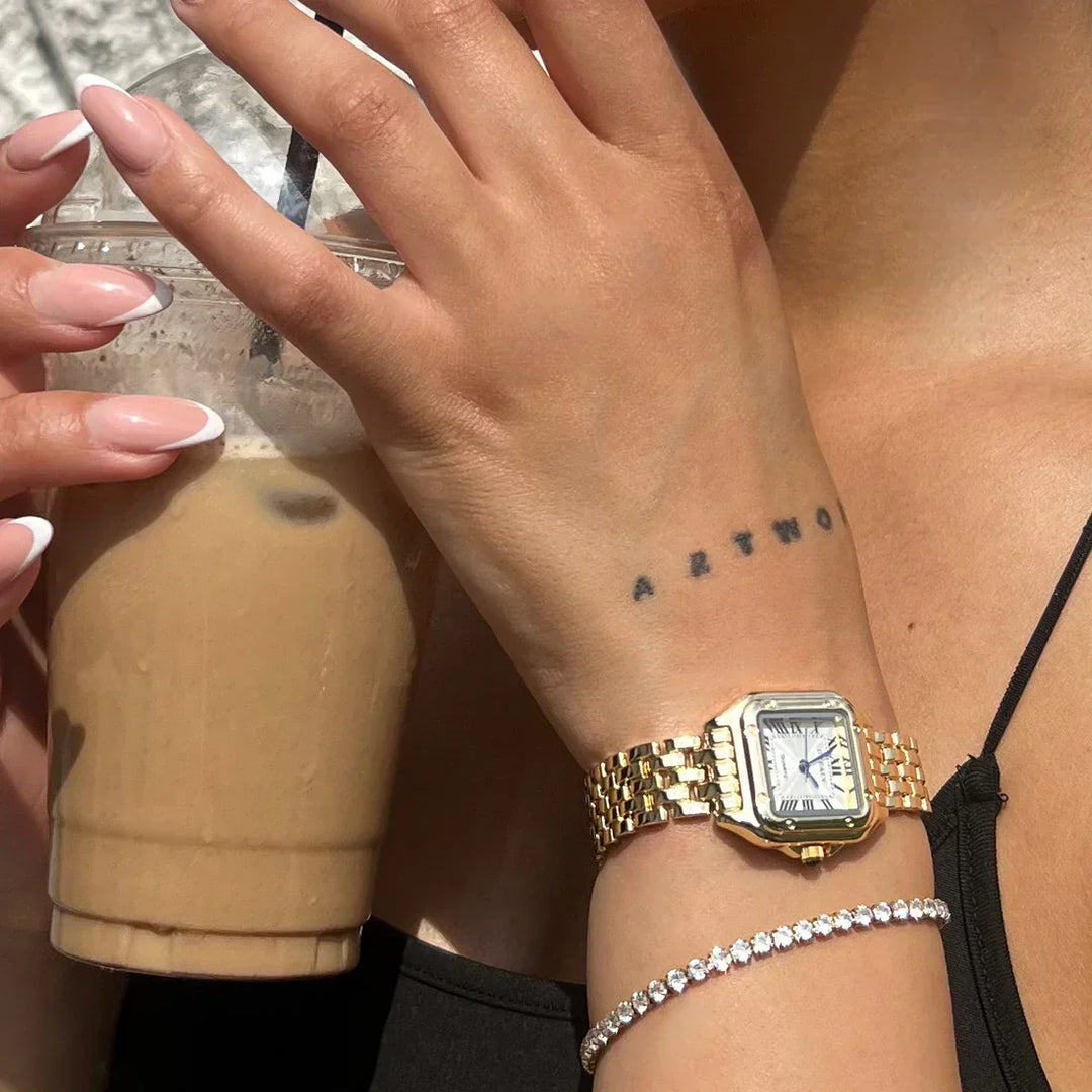 Elegant halsband i vitguld med diskret måne