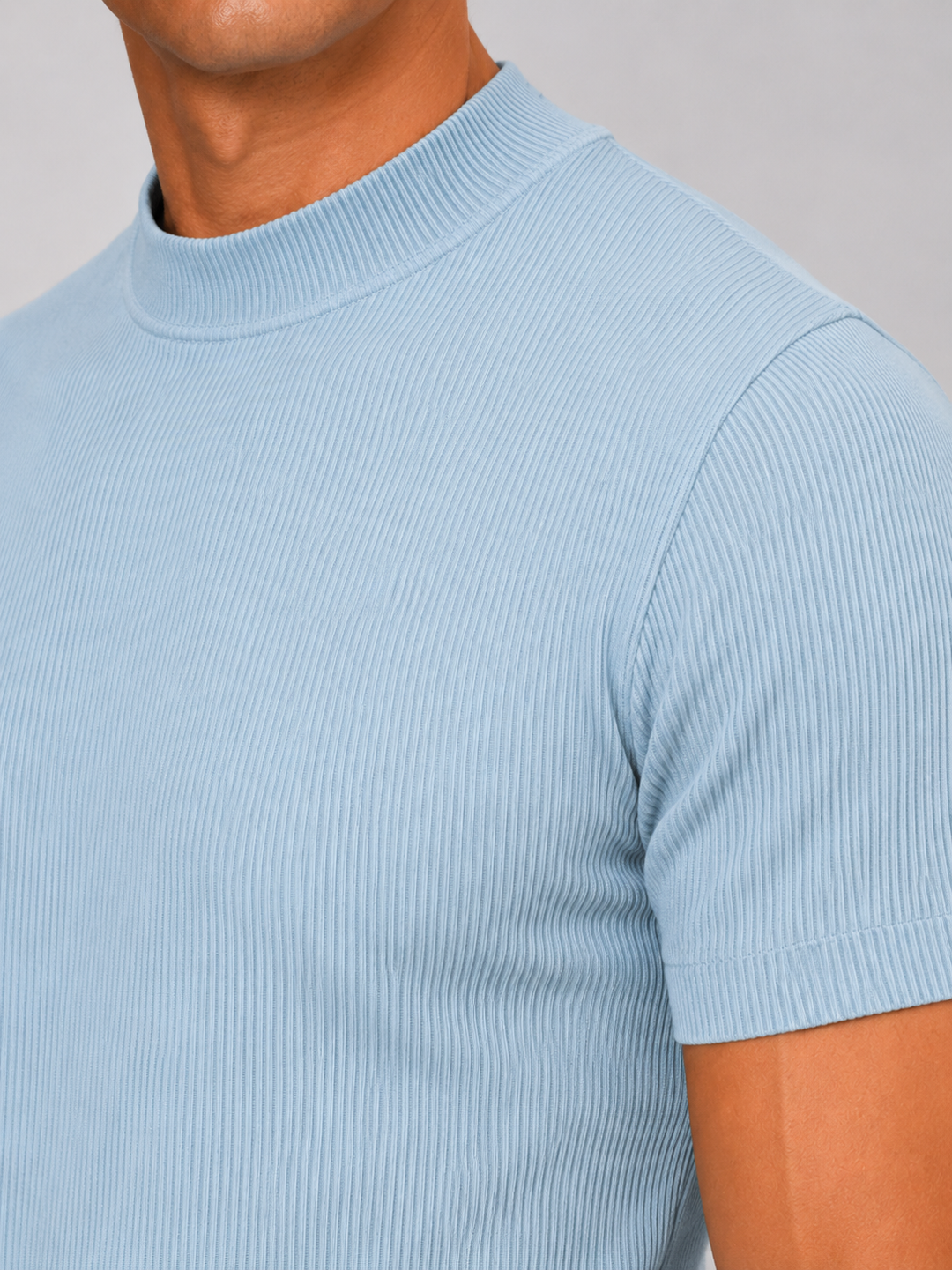 Ribbstickad herr-t-shirt med stå-krage – figurnära stretchtopp med korta ärmar
