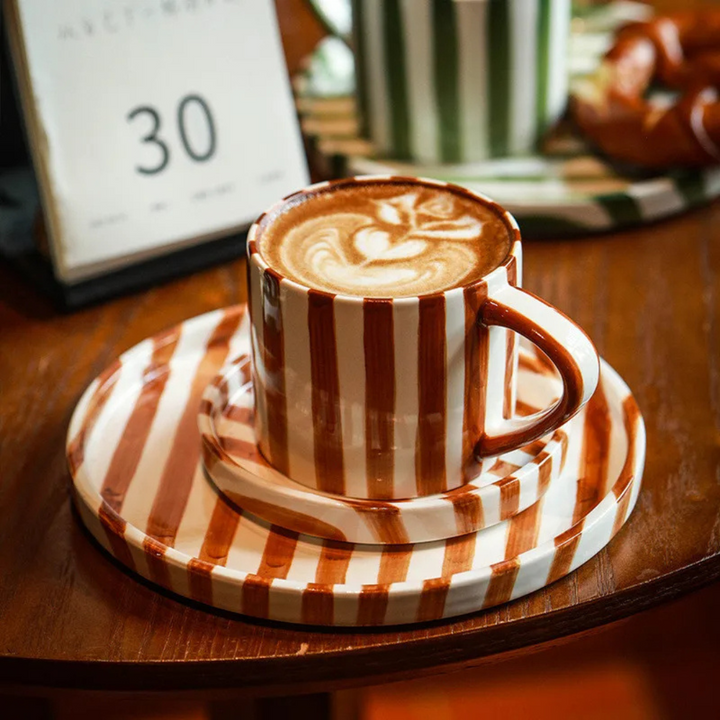 RetroChic kaffeset i keramik | Handmålad kopp och fat för sofistikerade dryckesstunder