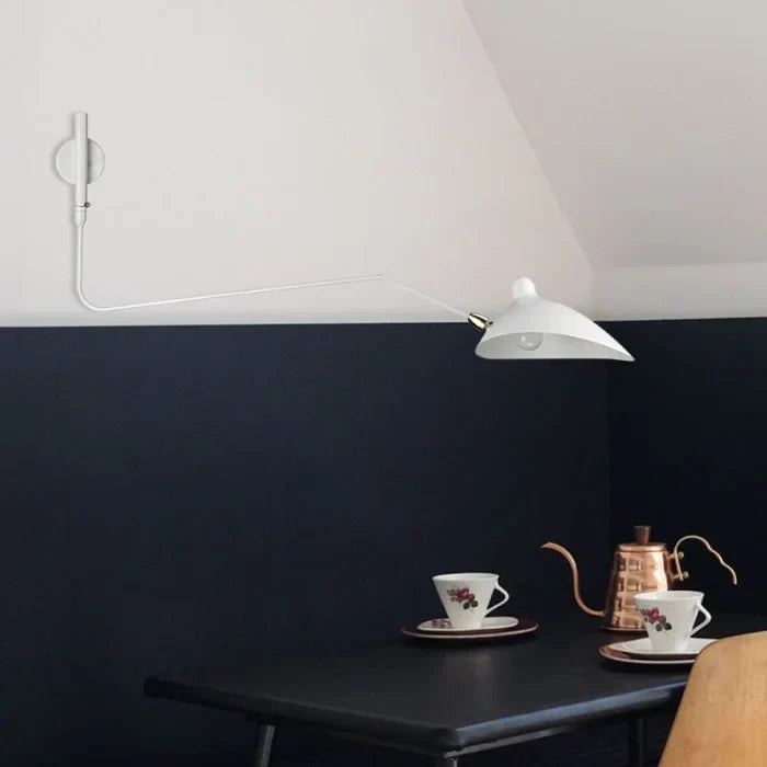 Väggarmatur med justerbar dubbelarm för läs- och accentbelysning