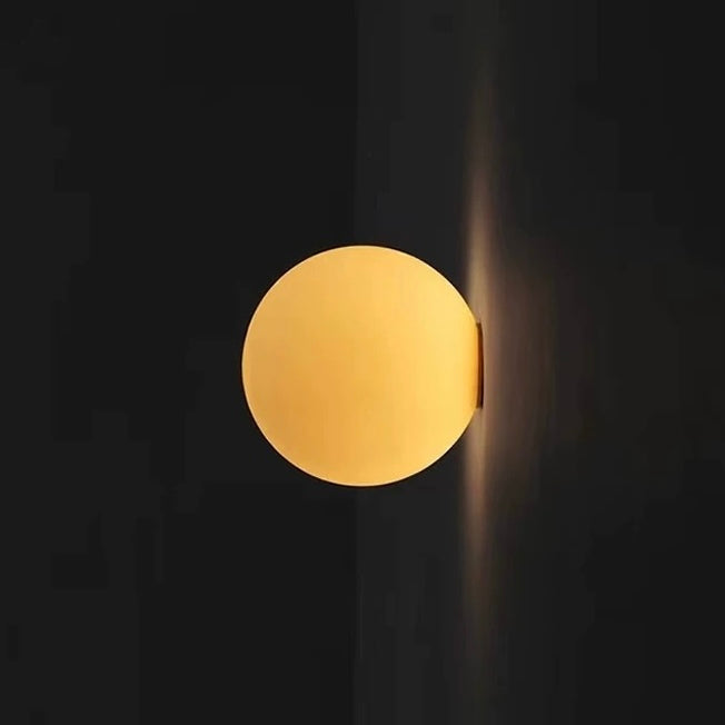 Modern LED-vägglampa med glob i frostat glas, 1 ljuskälla