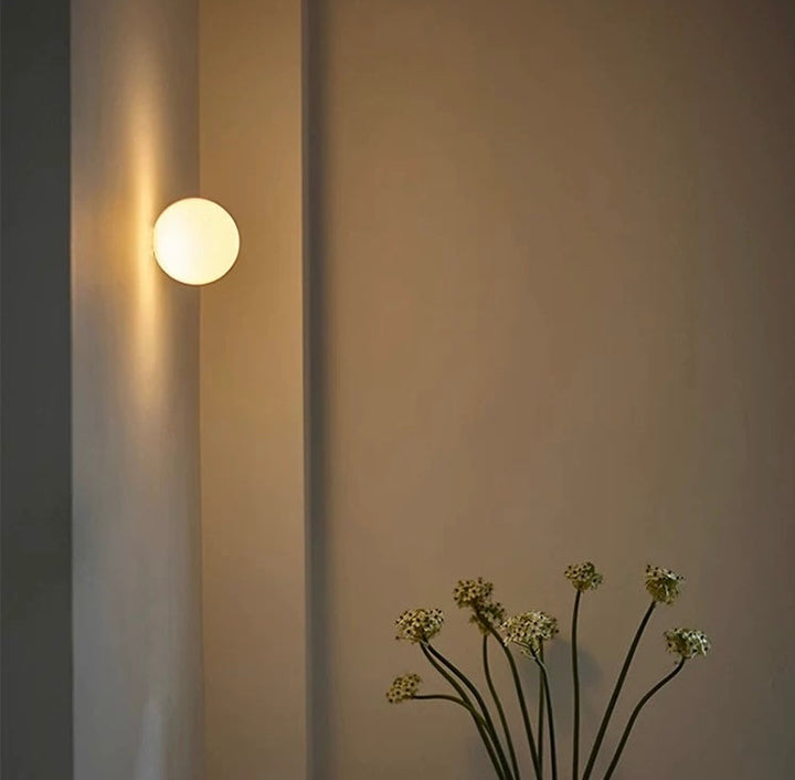 Modern LED-vägglampa med glob i frostat glas, 1 ljuskälla