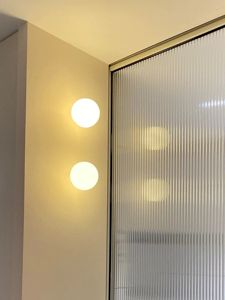 Modern LED-vägglampa med glob i frostat glas, 1 ljuskälla