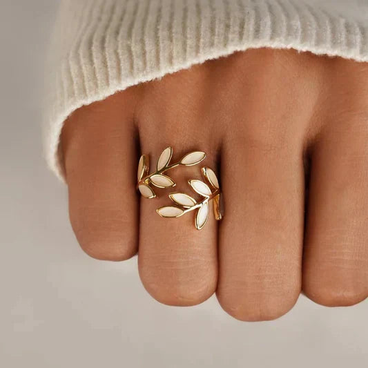 Enkel silverring med bladmotiv i vit opal