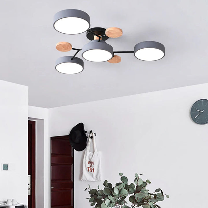 Smal designtaklampa med hantverksmässig finish